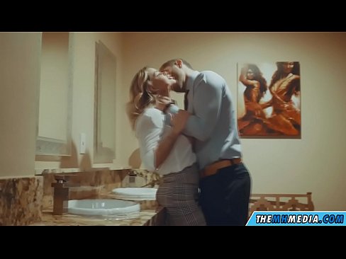 ❤️ Όταν μια πλούσια ξανθιά σε αποπλανεί σε μια δημόσια τουαλέτα ❤️❌  στο el.sexvideogif.ru ️